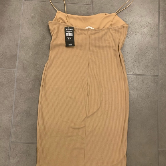 Bodycon Ruffled Dress - Picture 3 of 5